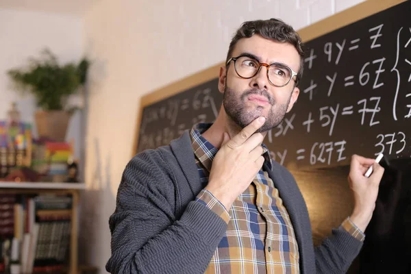 Primer Plano Retrato Guapo Joven Profesor Escribir Ejemplo Matemáticas Pizarra —  Fotos de Stock