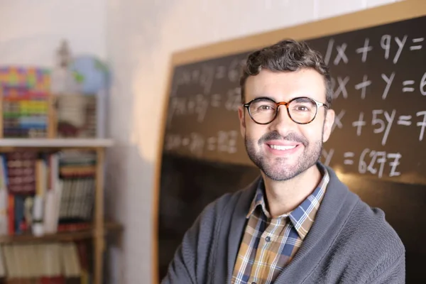 Primer Plano Retrato Guapo Joven Profesor Frente Pizarra Aula —  Fotos de Stock