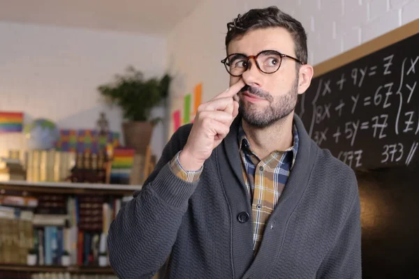 Primer Plano Retrato Guapo Joven Profesor Con Dedo Nariz Delante — Foto de Stock