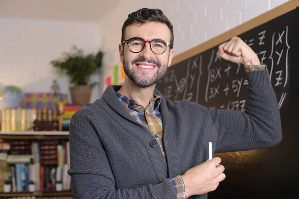 Primer Plano Retrato Guapo Joven Profesor Mostrando Los Músculos Delante —  Fotos de Stock