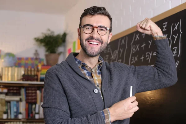 Primer Plano Retrato Guapo Joven Profesor Mostrando Los Músculos Delante —  Fotos de Stock