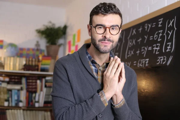 Primer Plano Retrato Guapo Joven Profesor Gesto Con Las Manos —  Fotos de Stock