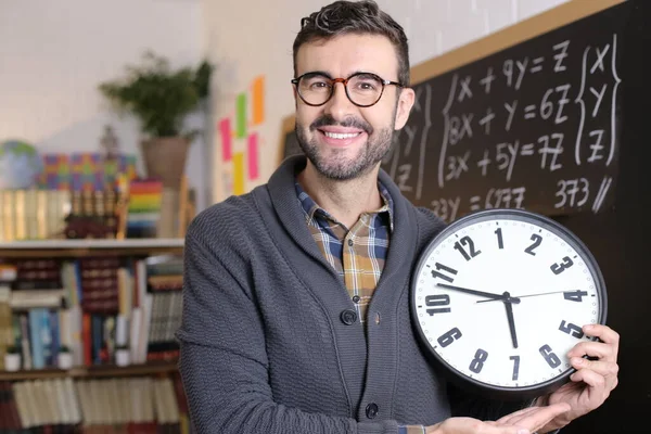 Primer Plano Retrato Guapo Joven Profesor Sosteniendo Gran Reloj Delante — Foto de Stock