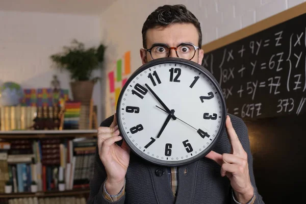 Primer Plano Retrato Guapo Joven Profesor Sosteniendo Gran Reloj Delante —  Fotos de Stock