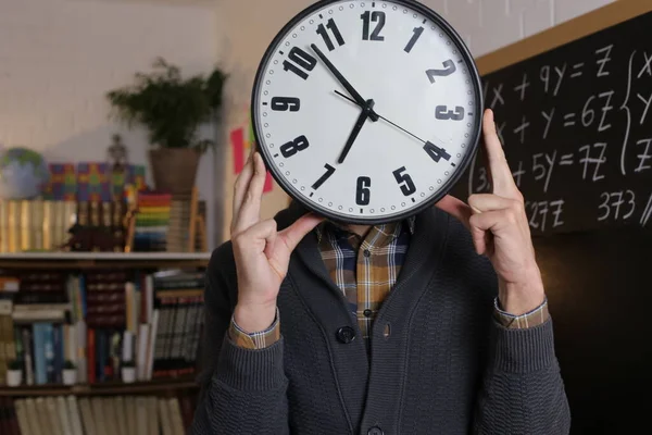 Retrato Primer Plano Del Profesor Sosteniendo Gran Reloj Frente Cara — Foto de Stock