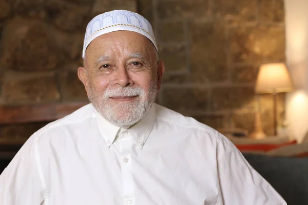 身穿衬衫 头戴白色伊斯兰帽的英俊老年男子的特写 — 图库照片