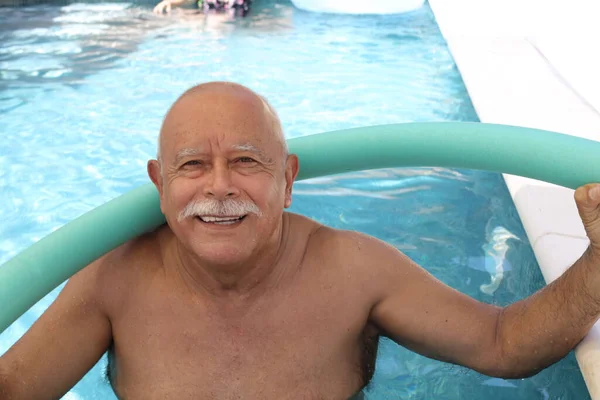 Portret Van Volwassen Man Met Aqua Aerobics Stok Zwembad Zonnige — Stockfoto