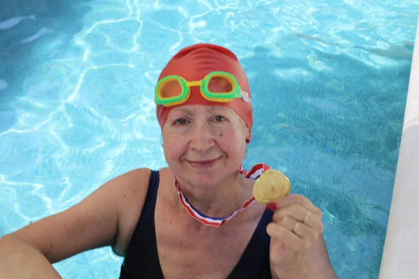 Portret Dojrzałej Kobiety Stroju Kąpielowym Złotym Medalem Basenie Słoneczny Letni — Zdjęcie stockowe
