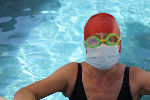 Portrait Mature Woman Swimsuit Breath Mask Pool Sunny Summer Day — Stock Photo, Image