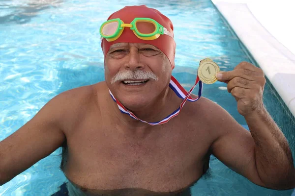 Portret Dojrzałego Mężczyzny Sprzętem Pływania Złotym Medalem Basenie Słoneczny Letni — Zdjęcie stockowe
