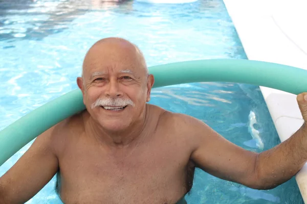 Portrait Homme Mature Avec Bâton Aérobic Aqua Dans Piscine Jour — Photo