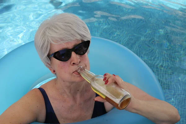 Portret Dojrzałej Kobiety Stroju Kąpielowym Dmuchaną Rurką Pijącej Piwo Basenie — Zdjęcie stockowe