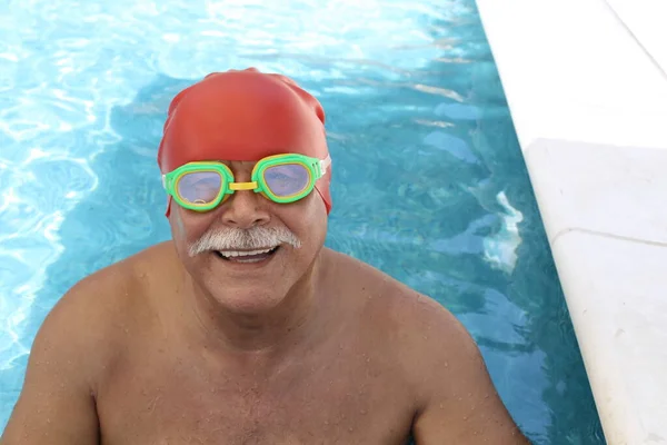 Retrato Homem Maduro Com Chapéu Natação Borracha Óculos Piscina Dia — Fotografia de Stock