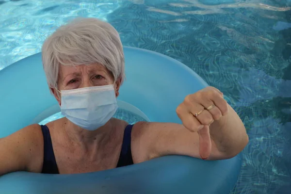 Retrato Mulher Madura Maiô Com Máscara Respiração Piscina Dia Ensolarado — Fotografia de Stock