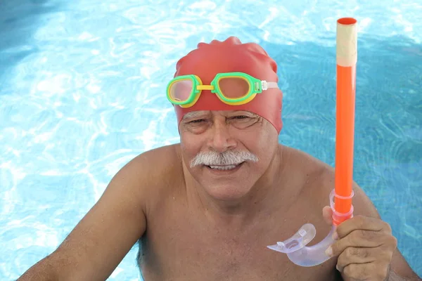 Retrato Homem Maduro Com Chapéu Borracha Óculos Tubo Respiração Piscina — Fotografia de Stock