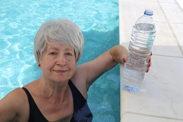 Portret Dojrzałej Kobiety Stroju Kąpielowym Butelką Wody Basenie Słoneczny Letni — Zdjęcie stockowe