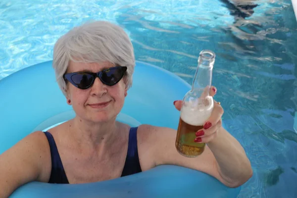 Portrait Mature Woman Swimsuit Inflatable Tube Drinking Beer Pool Sunny — Stock Photo, Image