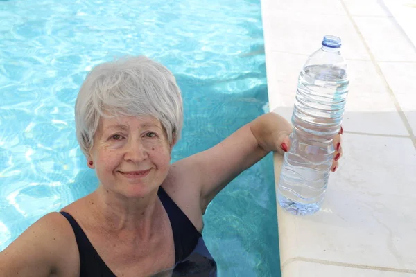 Portret Dojrzałej Kobiety Stroju Kąpielowym Butelką Wody Basenie Słoneczny Letni — Zdjęcie stockowe