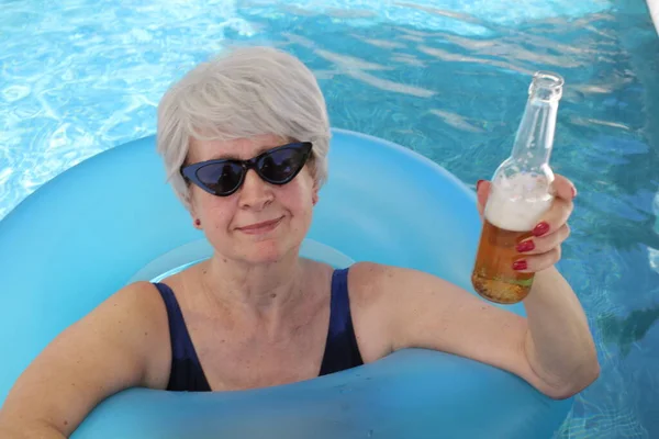 Portrait Mature Woman Swimsuit Inflatable Tube Drinking Beer Pool Sunny — Stock Photo, Image