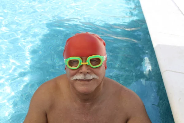 Retrato Homem Maduro Com Chapéu Natação Borracha Óculos Piscina Dia — Fotografia de Stock