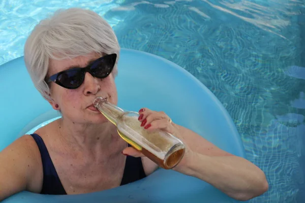 Portrait Mature Woman Swimsuit Inflatable Tube Drinking Beer Pool Sunny — Stock Photo, Image