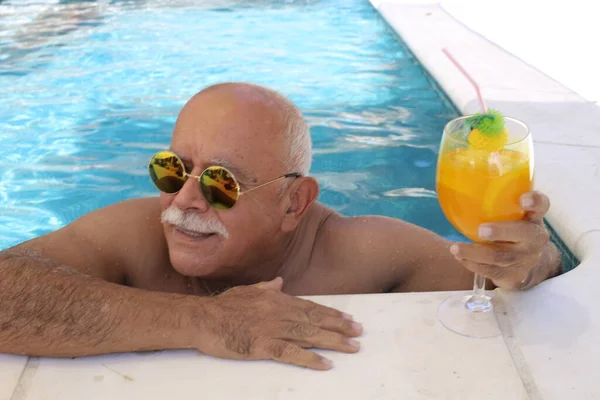 Retrato Homem Maduro Com Coquetel Tropical Piscina Dia Ensolarado Verão — Fotografia de Stock