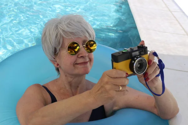 Portrait Mature Woman Swimsuit Holding Vintage Film Camera Pool Sunny — Stock Photo, Image