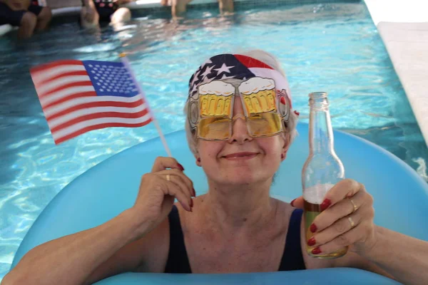 Portrait Mature Woman Swimsuit Usa Flag Band Beer Pool Sunny — Stock Photo, Image