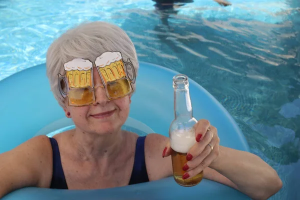 Portrait Mature Woman Eyeglasses Shape Beer Mugs Holding Glass Beer — Stock Photo, Image