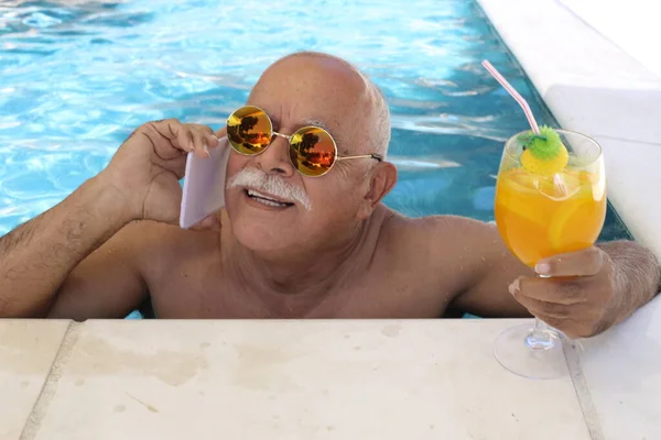 Retrato Hombre Maduro Con Vaso Cóctel Tropical Hablando Por Teléfono —  Fotos de Stock