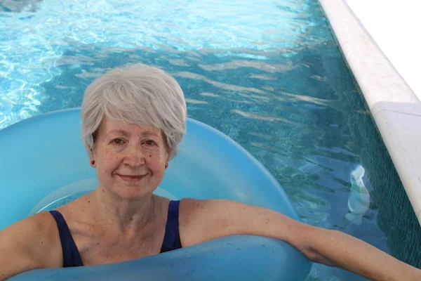 Porträt Einer Reifen Frau Badeanzug Mit Aufblasbarem Schlauch Pool Einem — Stockfoto