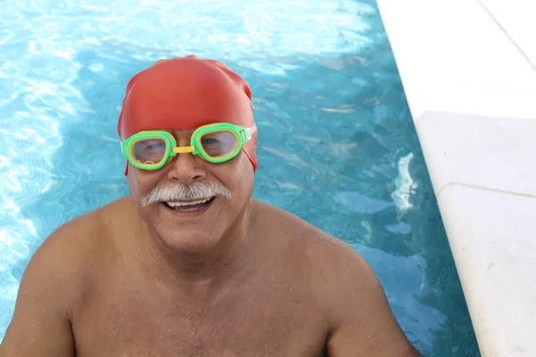 Portrét Zralého Muže Gumovým Plaveckým Kloboukem Brýlemi Bazénu Slunečného Letního — Stock fotografie