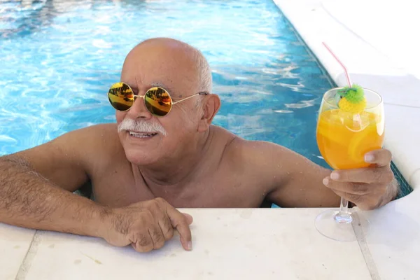 Portrait Mature Man Tropical Cocktail Pool Sunny Summer Day — Stock Photo, Image