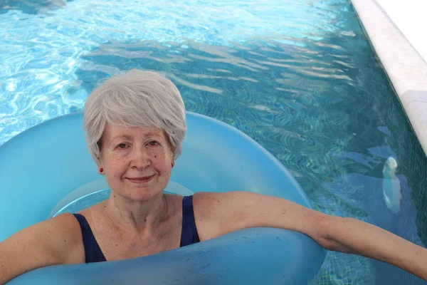 Retrato Mulher Madura Maiô Com Tubo Inflável Piscina Dia Ensolarado — Fotografia de Stock