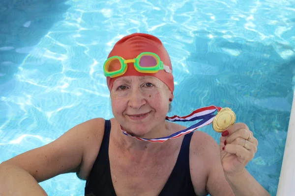 Portret Dojrzałej Kobiety Stroju Kąpielowym Złotym Medalem Basenie Słoneczny Letni — Zdjęcie stockowe