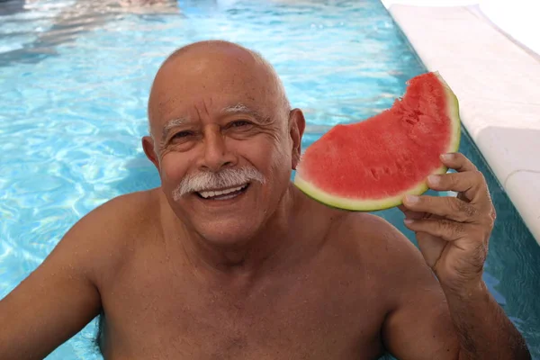 Retrato Homem Maduro Com Fatia Melancia Piscina Dia Ensolarado Verão — Fotografia de Stock