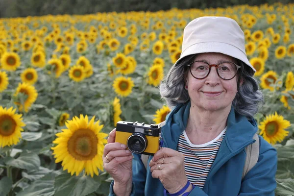 Ayçiçeği Tarlasında Klasik Film Kamerasıyla Güzel Olgun Bir Kadının Yakın — Stok fotoğraf