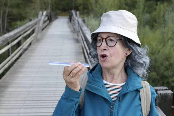 Tahta Köprüde Akıllı Telefon Kullanan Güzel Olgun Bir Kadının Yakın — Stok fotoğraf