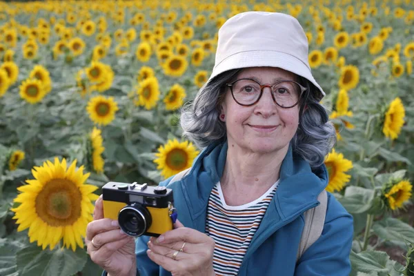 Ayçiçeği Tarlasında Klasik Film Kamerasıyla Güzel Olgun Bir Kadının Yakın — Stok fotoğraf
