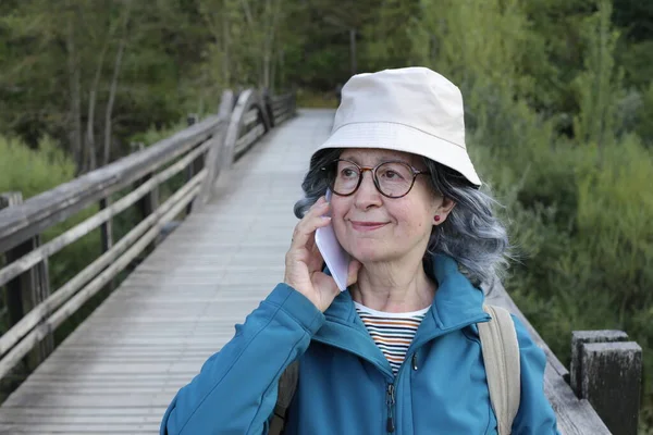 Tahta Köprüde Akıllı Telefon Kullanan Güzel Olgun Bir Kadının Yakın — Stok fotoğraf