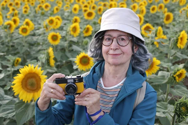 Ayçiçeği Tarlasında Klasik Film Kamerasıyla Güzel Olgun Bir Kadının Yakın — Stok fotoğraf