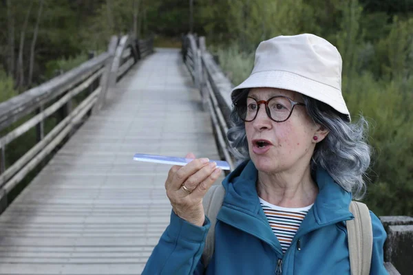 Close Portret Van Mooie Volwassen Vrouw Met Behulp Van Smartphone — Stockfoto