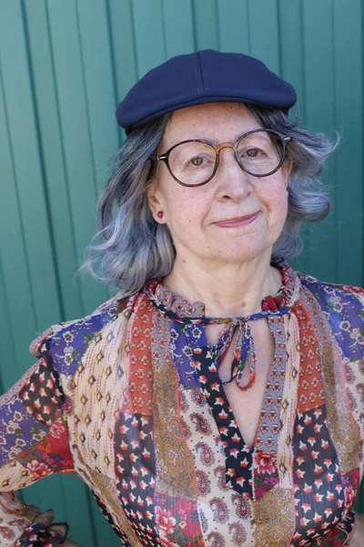 Close Portret Van Mooie Volwassen Vrouw Stijlvolle Kleding Voor Groene — Stockfoto