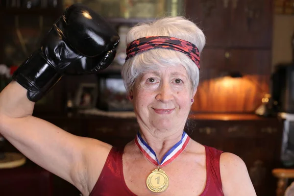 自宅で黄金のメダルとボクサーの衣装で成熟した女性のクローズアップ肖像 ハロウィーンのお祝いのコンセプト — ストック写真