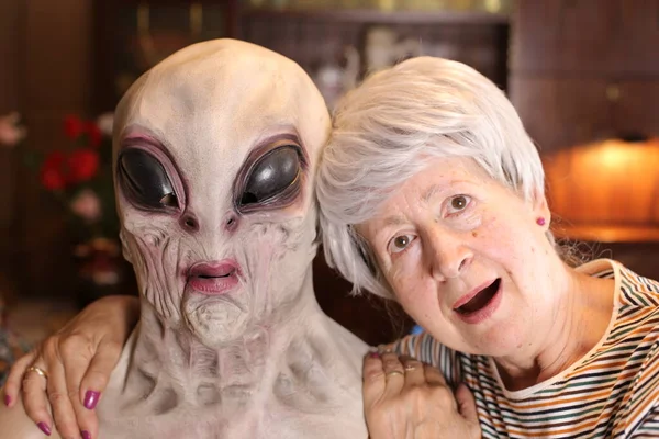 Close Portret Van Volwassen Vrouw Met Pop Alien Kostuum Thuis — Stockfoto