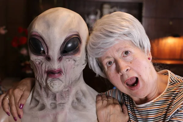 Close Portret Van Volwassen Vrouw Met Pop Alien Kostuum Thuis — Stockfoto