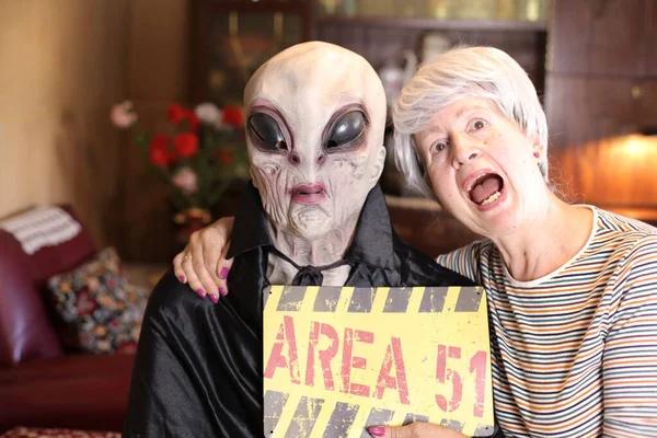 Close Portret Van Volwassen Vrouw Met Pop Alien Kostuum Gebied — Stockfoto