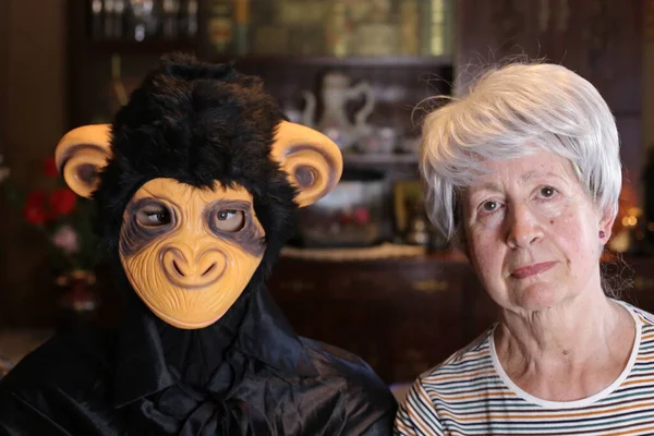 自宅で猿の衣装の女性で成熟した人形のクローズアップ肖像 ハロウィーンのお祝いの概念 — ストック写真