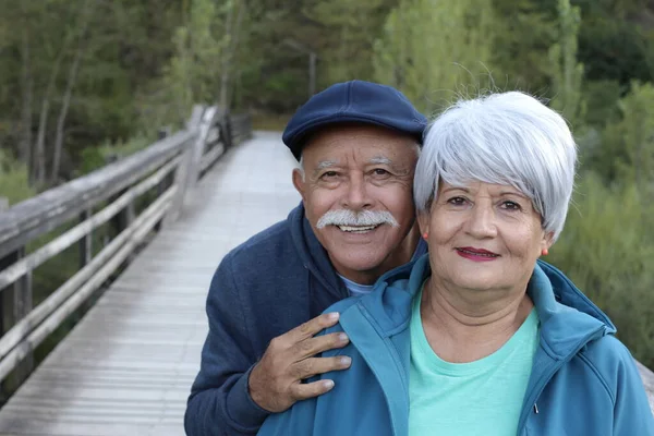 Retrato Hermosa Pareja Ancianos Aire Libre Naturaleza —  Fotos de Stock