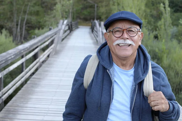 Close Retrato Homem Sênior Bonito Passarela Madeira Parque — Fotografia de Stock